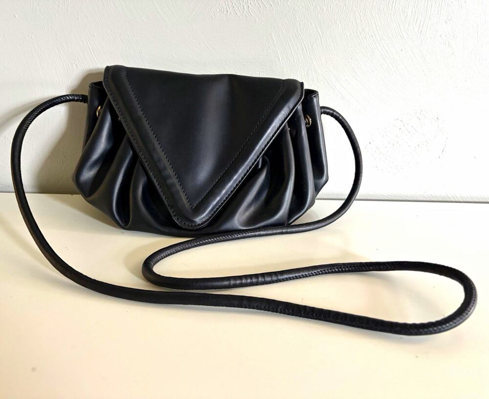 Bebe Black Pleated Crossbody Bag Magnetic Closure Lined Inner Pockets (0185)